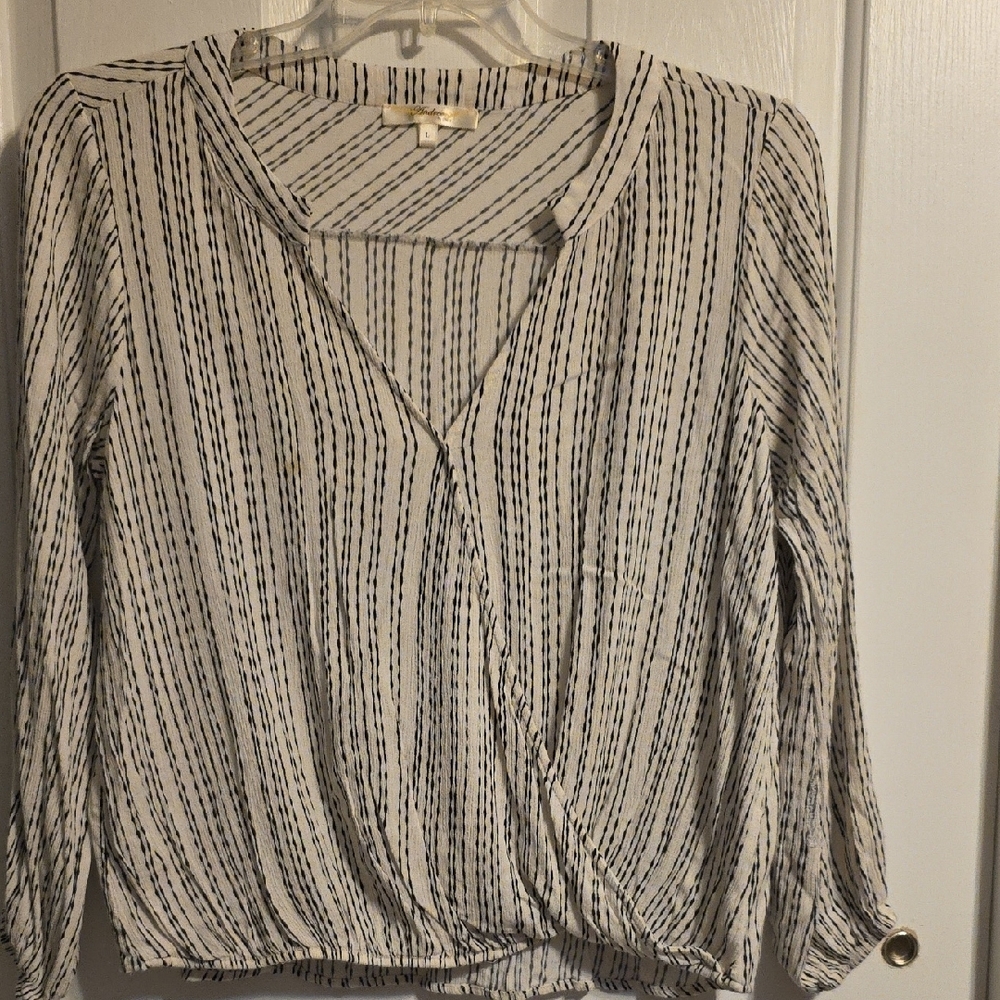 ANDREE BY UNIT Black and White Striped V-Neck Blouse - Picture 5 of 8